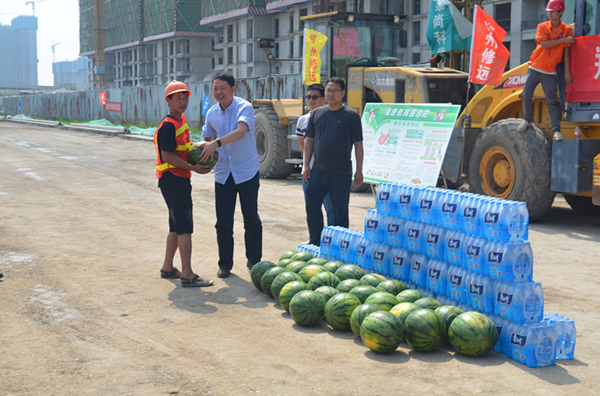 华体会体育官方网站-华体会体育(中国)
开展夏季送清凉慰问市政工程一线活动